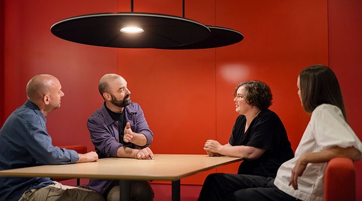 Konversation mellan fyra kollegor.