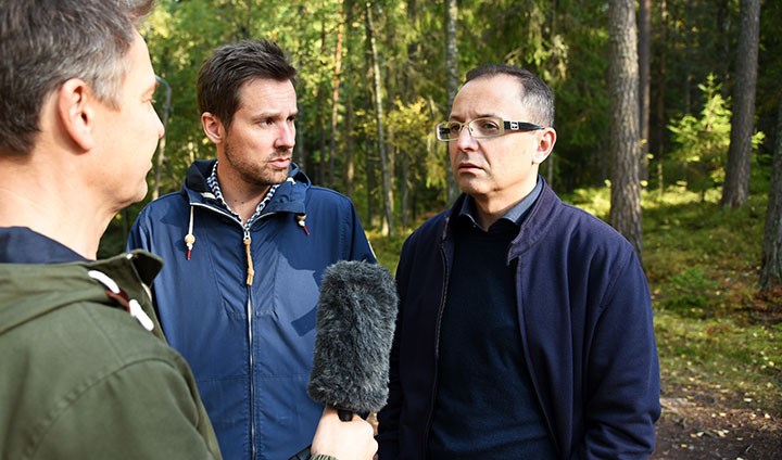 Forskarna Andreas Nilsson och Fawzi Kadi intervjuas i Markaskogen av kommunikatören Mattias Frödén.