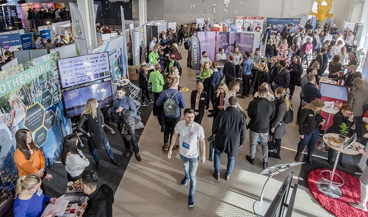 Studenter och arbetsgivare minglar på Campusmässan