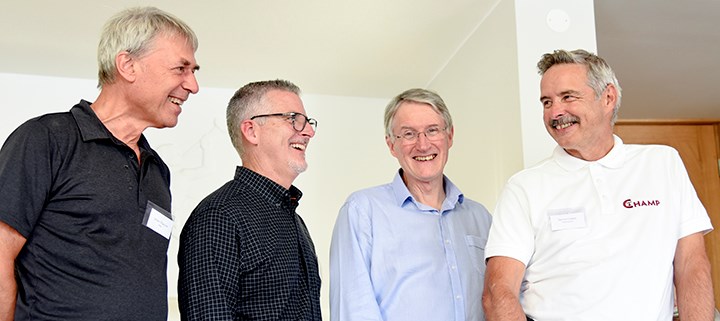 Hedersdoktorerna Johan Vlaeyen, William Shaw och Michael Nicholas med Steven Linton.