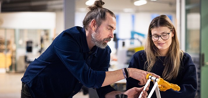 En lärare undervisar en student.