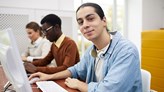 Foto på tre studenter med varsin dator som sitter i en rad