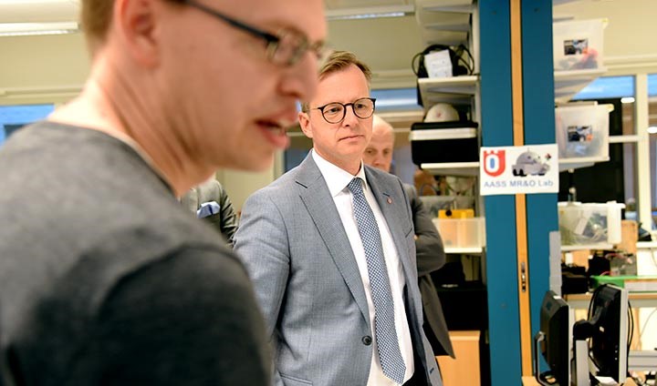Mikael Damberg visiting Örebro University