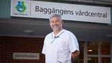 A person standing outside the entrance to Baggängens health centre.