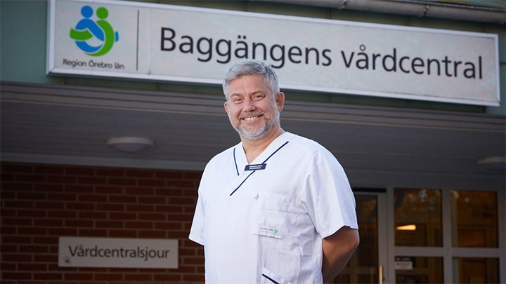 A person standing outside the entrance to Baggängens health centre.