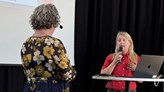 Två personer samtalar på scen