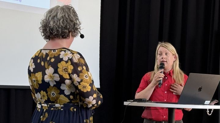 Två personer samtalar på scen