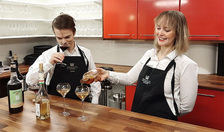 Studenterna Karl Jonasson och Terese Backström i köket på RHS.