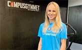 Gymnasten Jonna Adlerteg på ett gym.