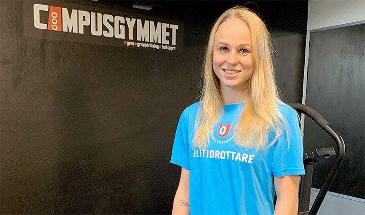 Gymnasten Jonna Adlerteg på ett gym.