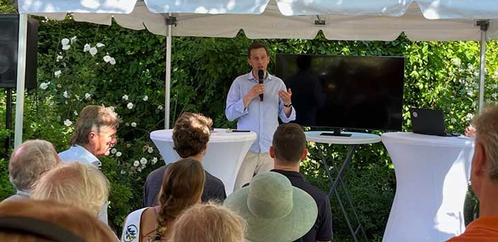 Henrik Jordahl framför publiken i Almedalen.