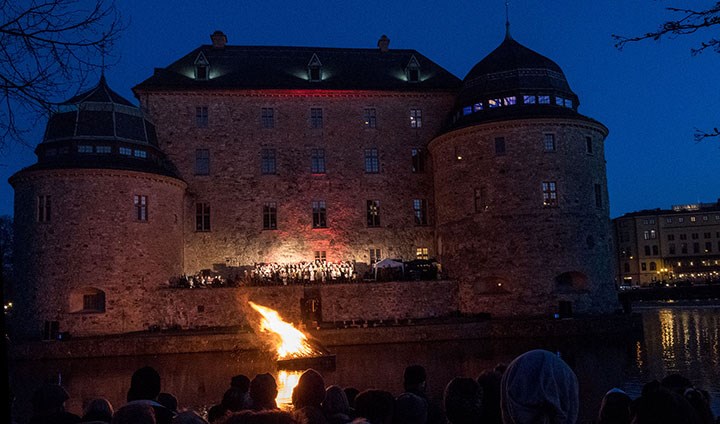 Örebro slott med en brasa framför.