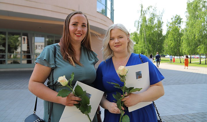 Två studenter utanför en byggnad