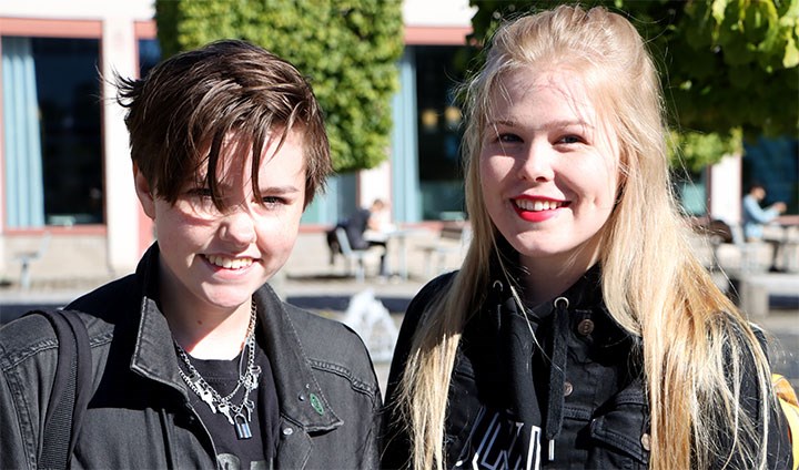 Studenterna Filippa Fredriksson och Sara Wass på campus. 