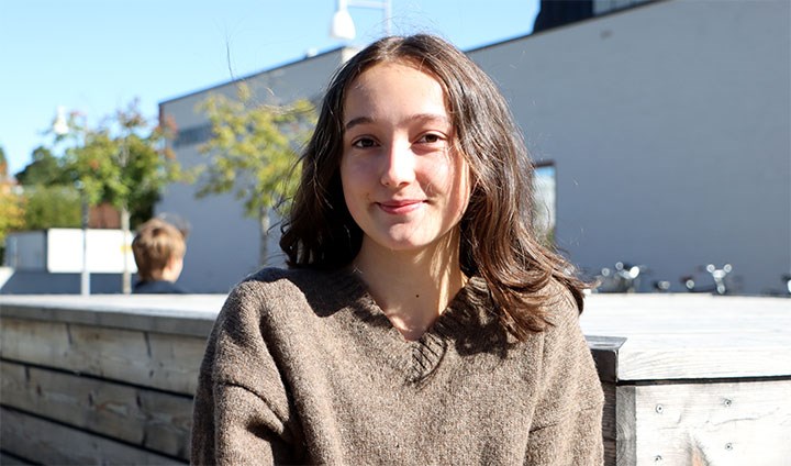 Studenten Selma Persson Malavolta sitter på campus.