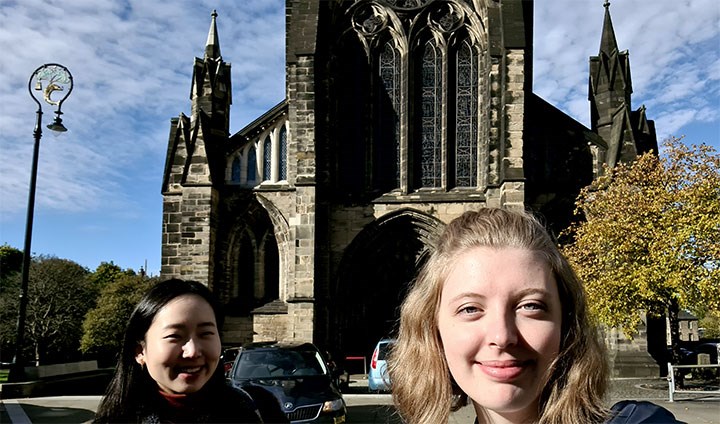 Natalie Storm och en kompis framför en katedral