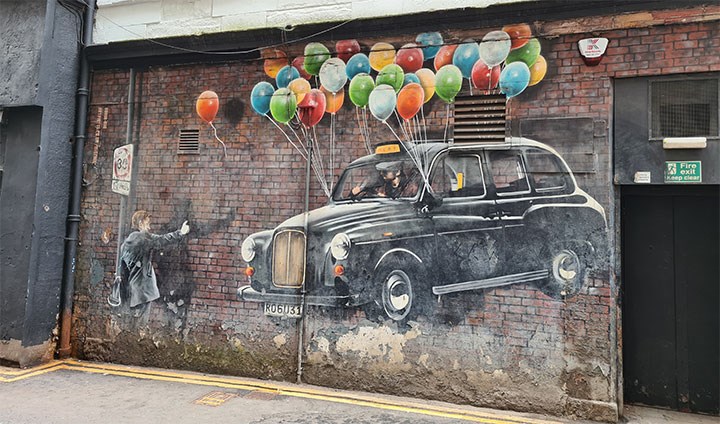 En väggmålning som föreställer en bil.