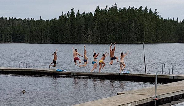 Deltagare hoppar från bryggan