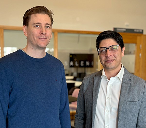Martin Längkvist and Hadi Banaee in a classroom.