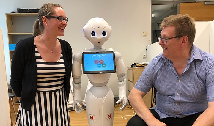 Åsa Elfström och Christer Johansson mötte roboten Pepper.