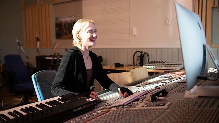 Fredrika Brunius vid mixerbordet på Musikhögskolan i Örebro.