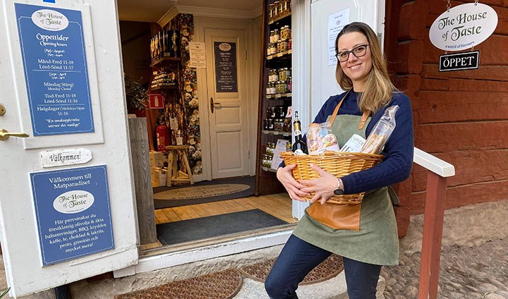 Dominique utanför butiken i Wadköping i Örebro.