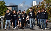 Faddrar på campusvandring med nya studenter 