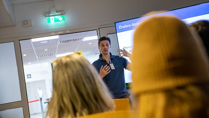 Alberto Giaretta berättar för en publik.