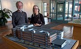 Lars och Ingela Agger vid modellen av Campus USÖ.