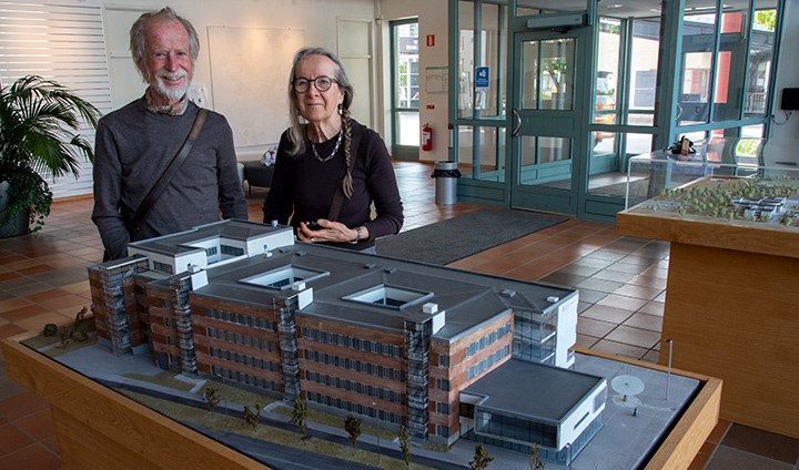 Lars och Ingela Agger vid modellen av Campus USÖ.