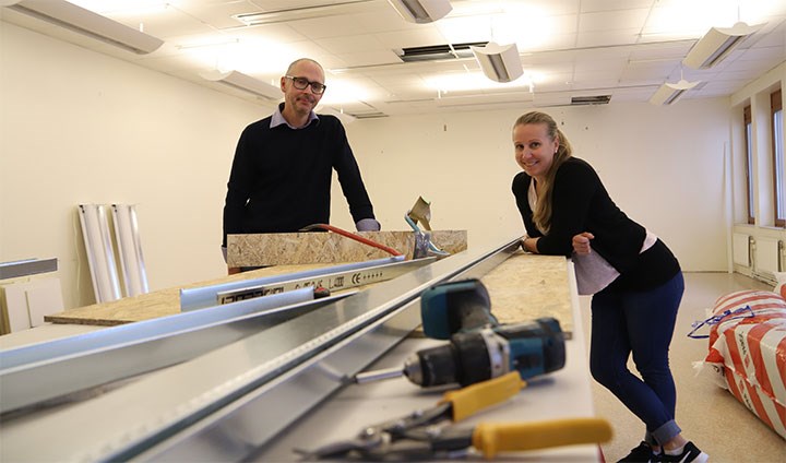 Magnus Hansson och Anna-Eva Olsson står i ett rum som håller på att byggas om.