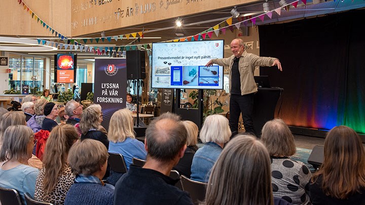 Jan Brynhildsen på scenen.