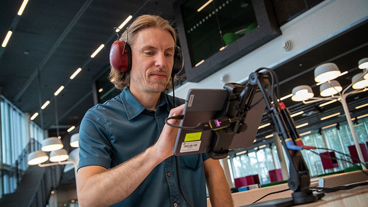 En portabel utrustning som kopplas till en surfplatta – det är allt som behövs för att genomföra en snabb screening av hörförmågan. ”Produkten är så bra att både mjukvara och hårdvara skulle kunna användas kliniskt”, säger Erik Witte, legitimerad audionom och universitetslektor.