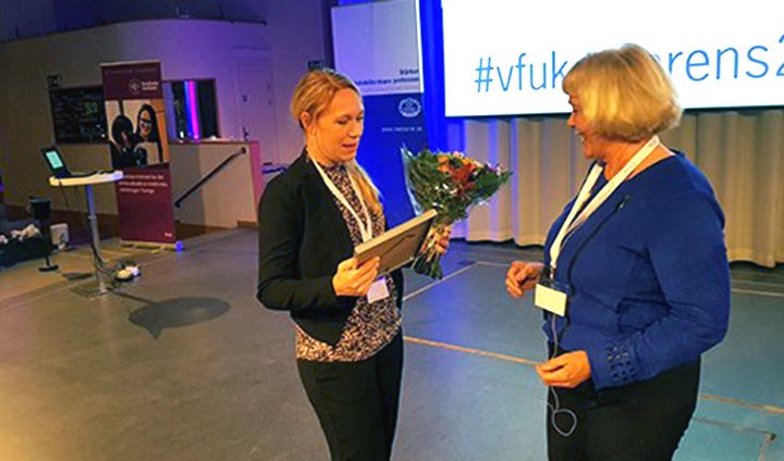 Karuna Dahlberg tar emot 2017 års doktorandstipendium av Ami Hommel, ordförande i Svensk sjuksköterskeförening.