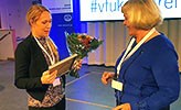 Karuna Dahlberg tar emot 2017 års doktorandstipendium av Ami Hommel, ordförande i Svensk sjuksköterskeförening