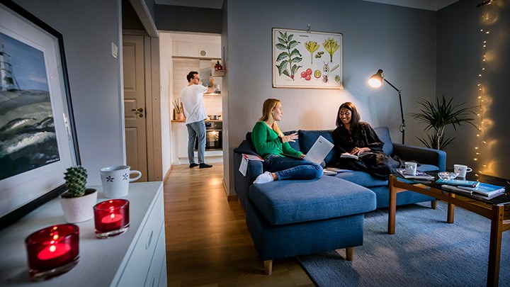 Tre studenter i en studentlägenhet.