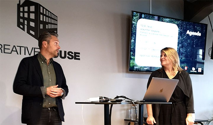 Två personer berättar om det nya nätverket i Creative House.