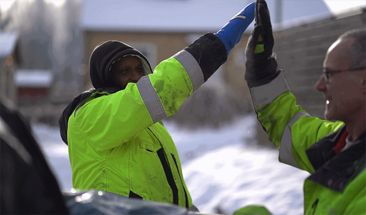 Två människor gör en high five.