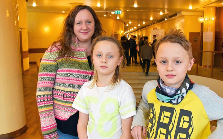 Anna Böttinger med tvillingsönerna Kalle och Edvin utanför föreläsningssalen.