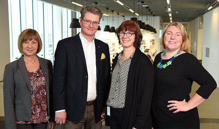 Gun Abrahamsson, Sven Helin, Pia Bro-Nygårdhs och Ida Andersson-Norrie står framför en cafeteria på Örebro universitet. De ser glada ut.