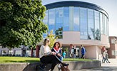 Studenter på campus.