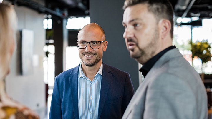 Johan Olander, kontorschef, och Mikael Fällman, vd för Almi Mälardalen, har valt att hyra in studenter genom Studentuppdrag vid Örebro universitet. ”Studentkonsulterna har gett oss både nya idéer, perspektiv och tankesätt. Faktiskt även konkret kompetensutveckling”, säger Mikael Fällman.