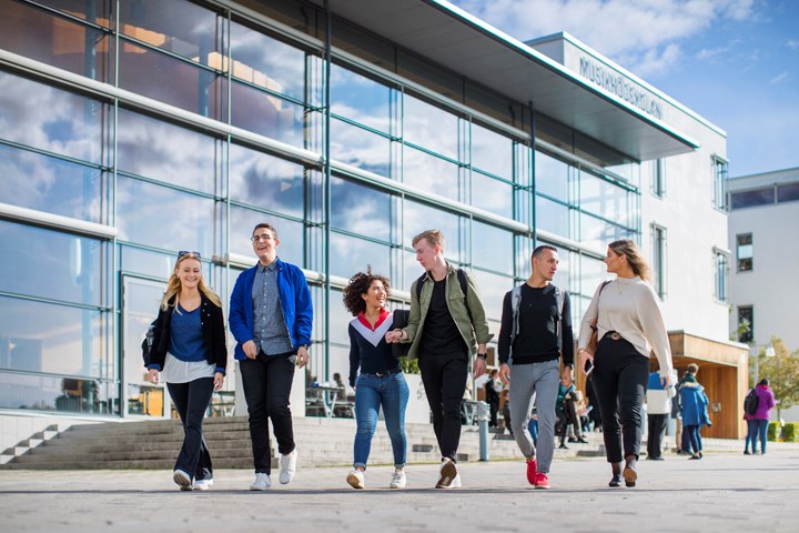 Studenter utanför Nova