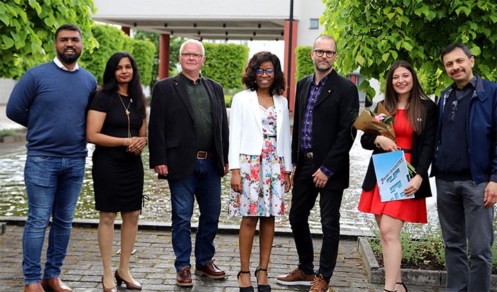 Glada personer på campus.