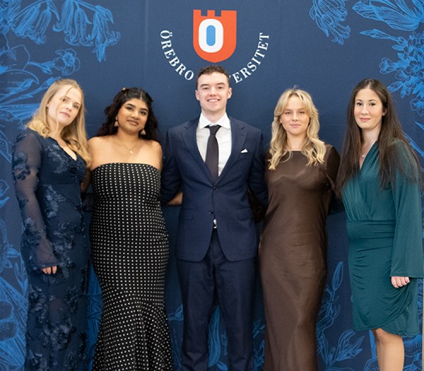 Ett gäng glada studenter som pluggat till socionomer