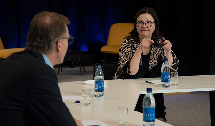 Anna Ekström lyssnar på Frans Prenkert.