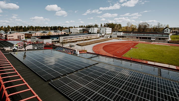 Solceller monteras på taket på Universitetsbiblioteket i Örebro.