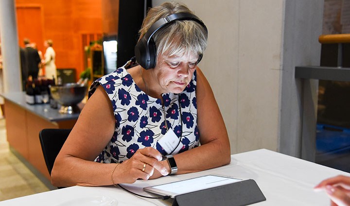 Barbro Johansson från Örebro kommun testar om smaken på choklad förändras beroende på vilken musik hon lyssnar på.