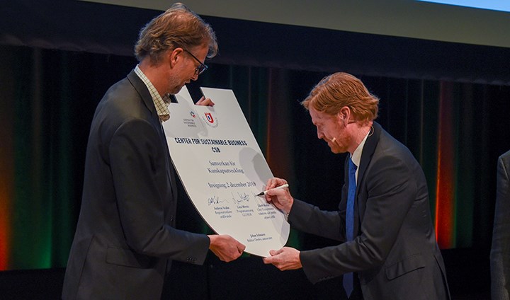 Jakob Kiefer skriver under samverkansavtalet som Frans Prenkert håller i. 