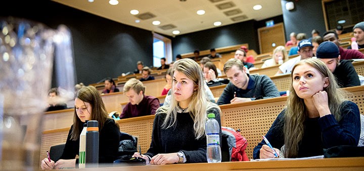 Studenter uppradade i en lärosal.